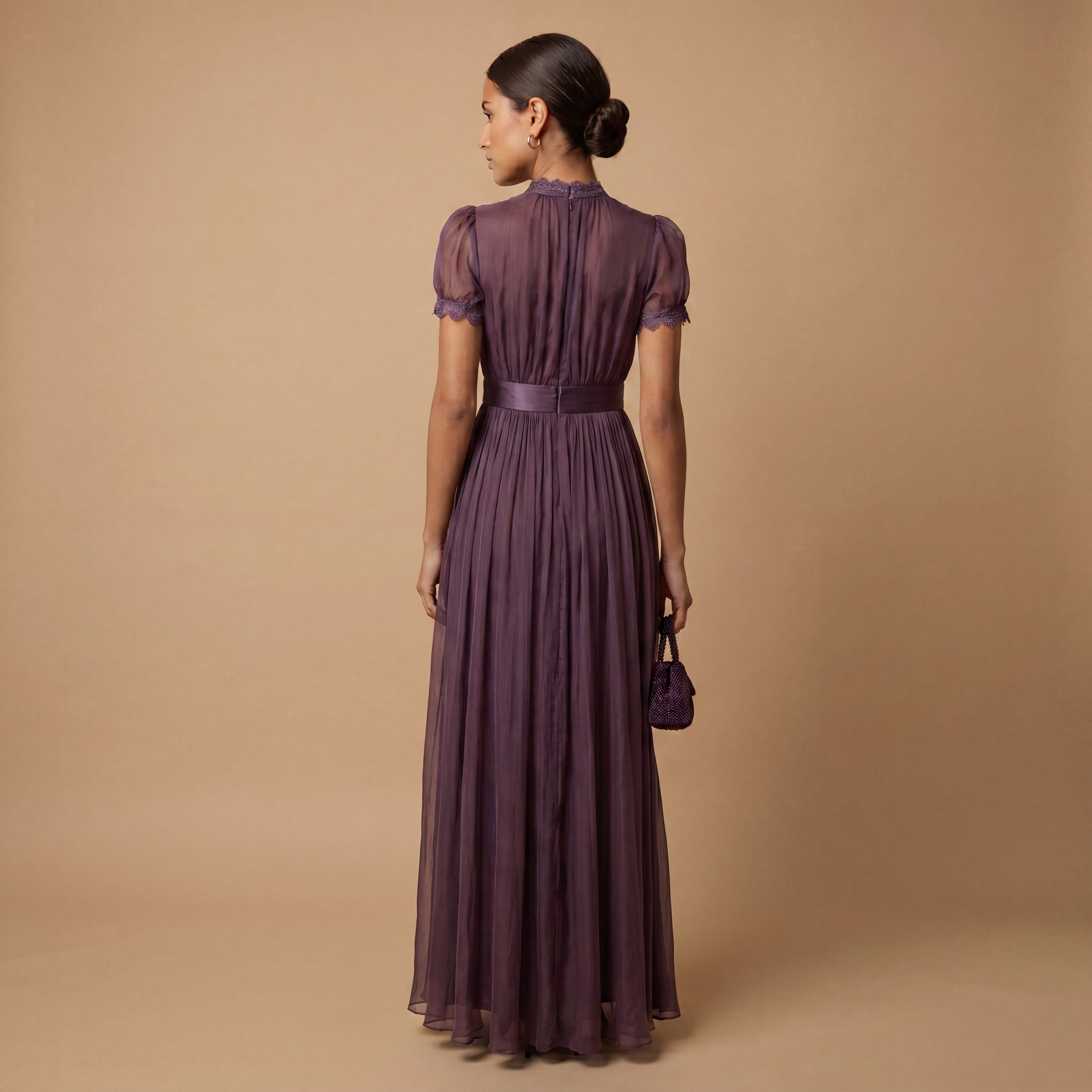 Flavia | Vestido Largo Morado con Escote Lágrima y Encaje